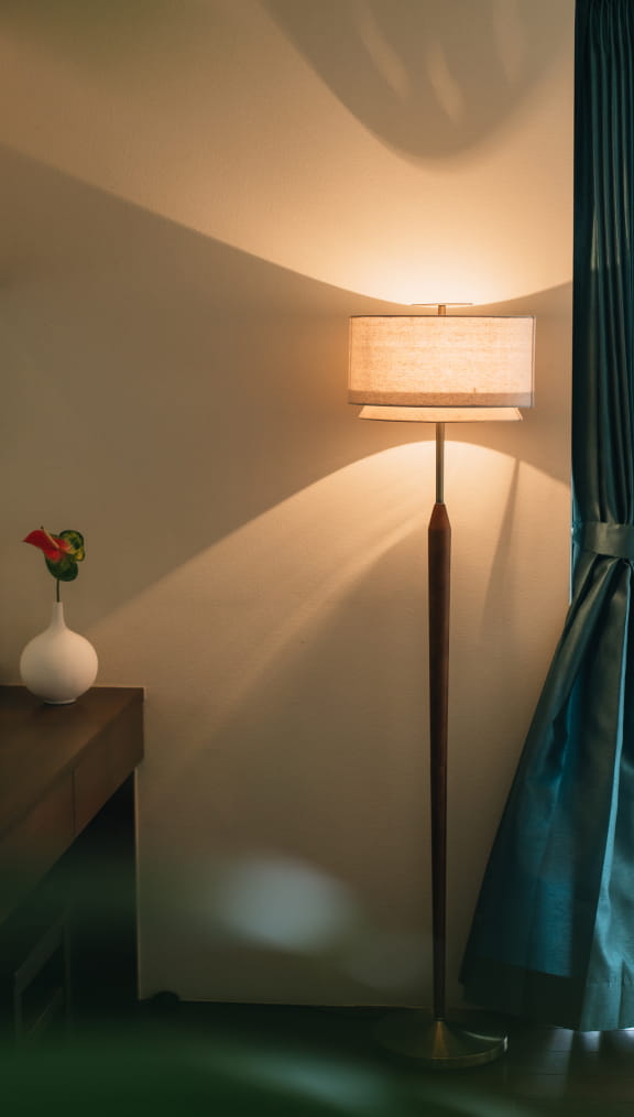 벽에 부드러운 음영을 그리는, 극해정저택의 스탠드라이트