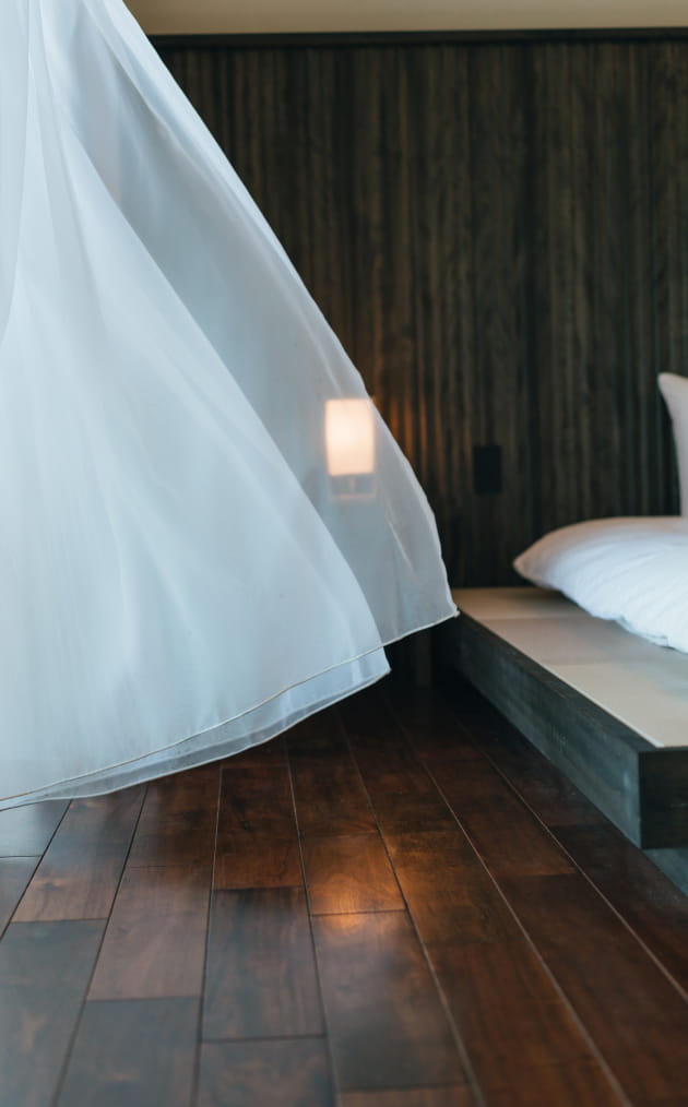 바람이 통과하는, 흰색 커튼이 인상적인 침실