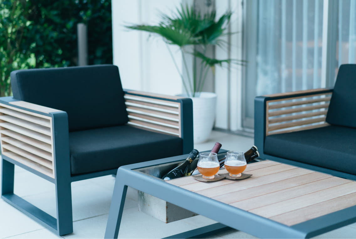 글래스를 한 손에 들고 휴식하는, 극해정저택의 테라스와 크래프트비어