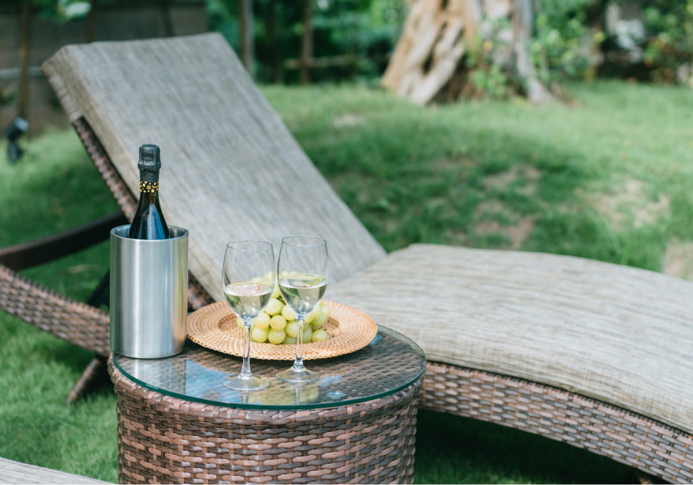 데크체어에서 즐기는 백포도와 와인