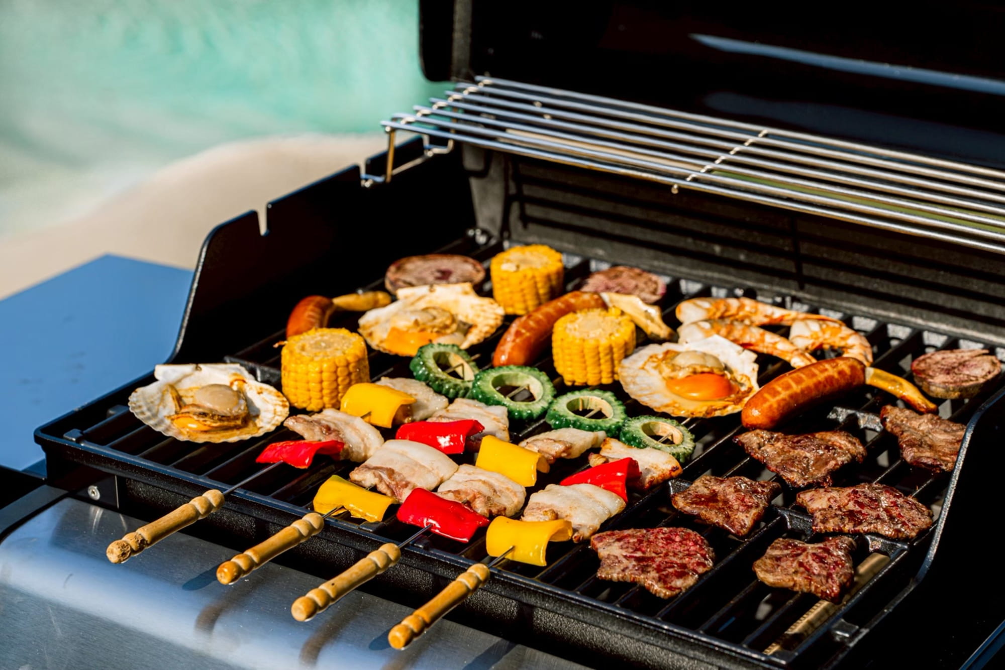 海辺で楽しむ彩り豊かなBBQセット