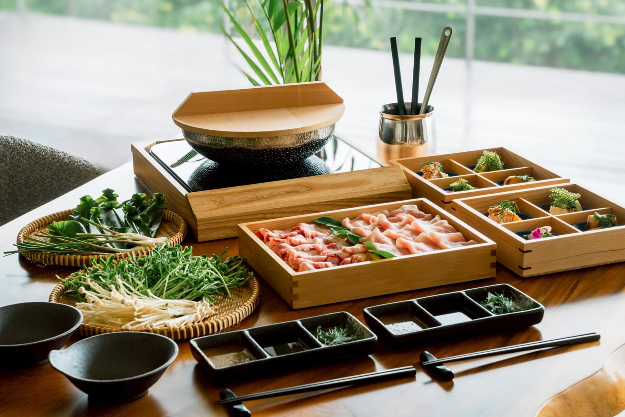 新鮮な島野菜と豚肉を味わう、八重山のしゃぶしゃぶセット