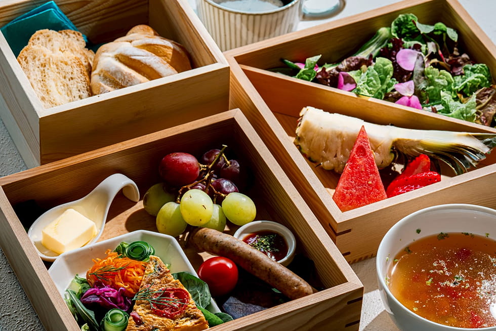 パンやサラダ、フルーツが並ぶ洋朝食セット