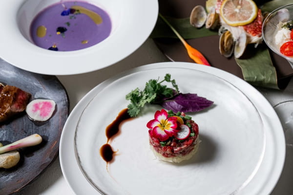 八重山の旬食材を彩り豊かに仕上げた島の料理