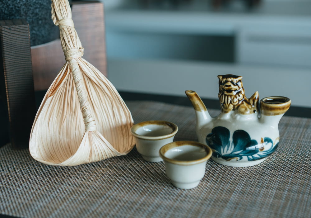 오키나와다운 분위기가 물씬 풍기는 아와모리와 전통 공예 주기 세트