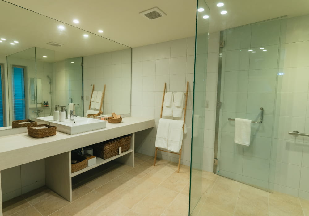 흰색을 기조로 정돈된 극해정저의 깔끔한 세면대와 샤워 공간