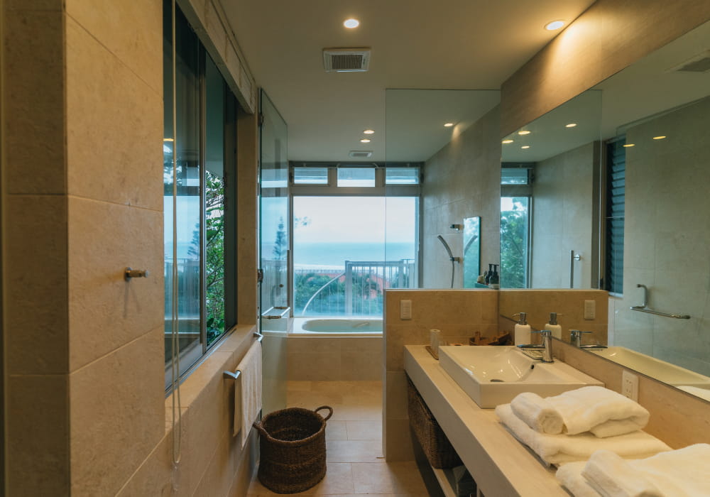 큰 창문 너머로 바다를 바라보는 극해정저의 힐링 욕실