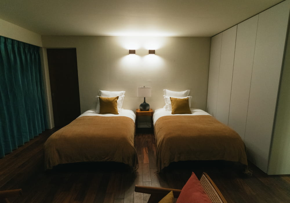 목재의 질감으로 감싸인 트윈 타입 침실①