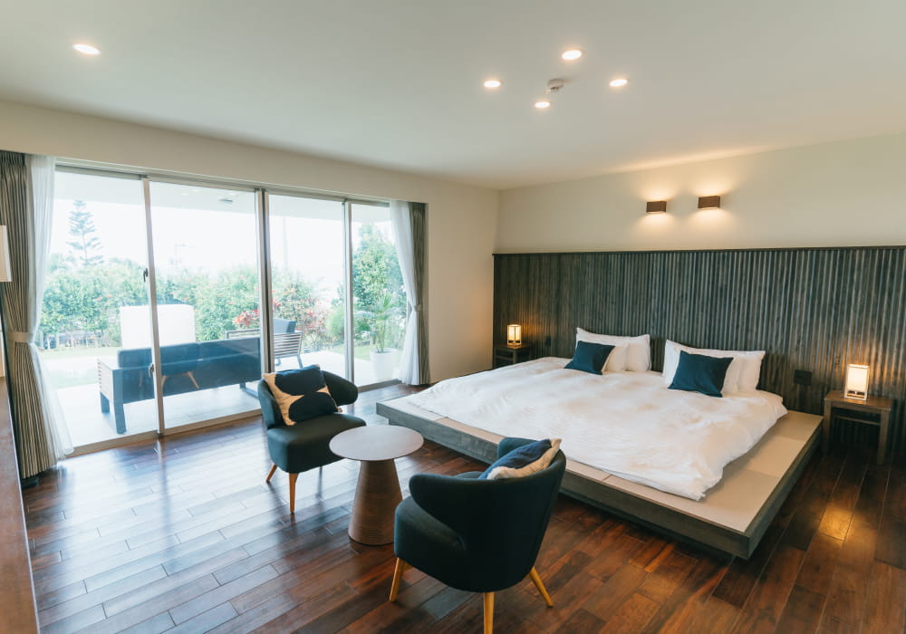 큰 창문에서 정원의 녹음을 바라보는 극해정저의 여유로운 침실②