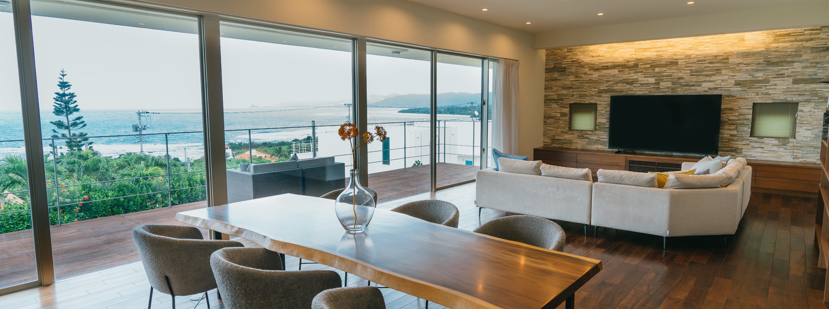 바다를 내려다보는 큰 창문이 있는 극해정저의 개방적인 거실