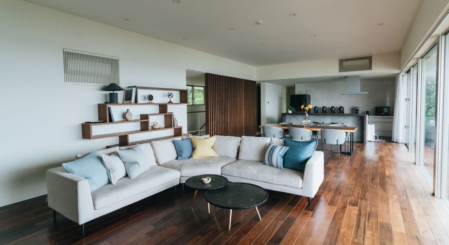 차분한 조명과 가구가 조화를 이루는 극해정저의 거실 공간