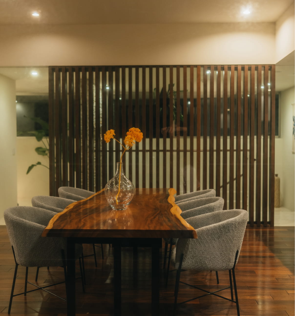 따뜻한 목재 테이블에 꽃이 장식된 극해정저의 정적인 다이닝 공간