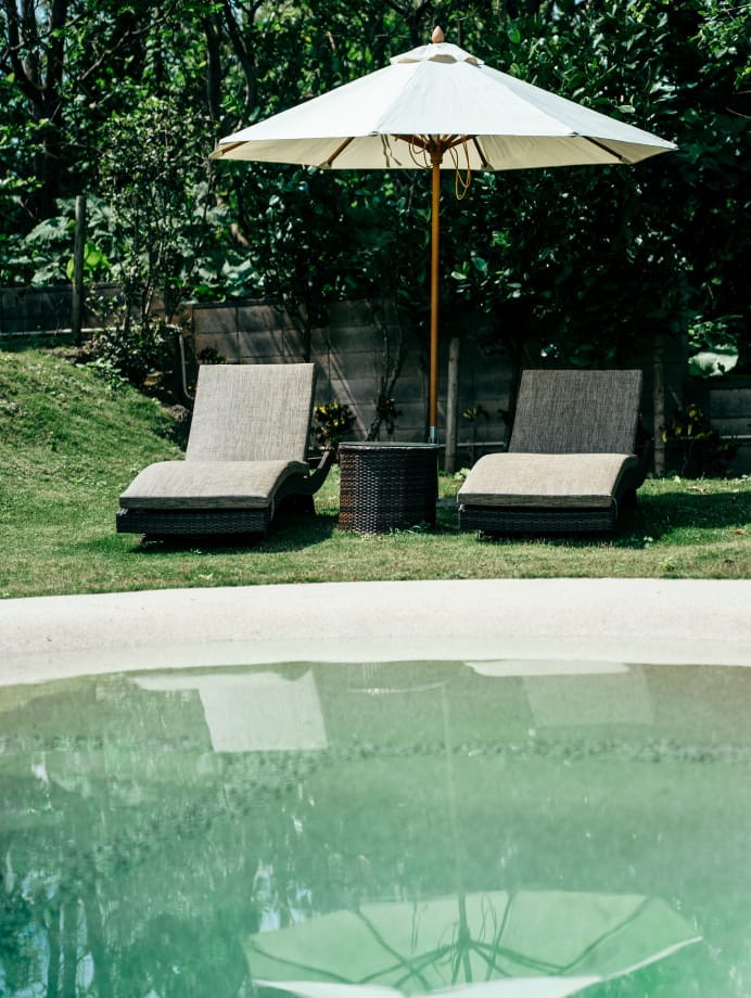 극해정 저택 정원에 설치된 리클라이닝 의자와 파라솔