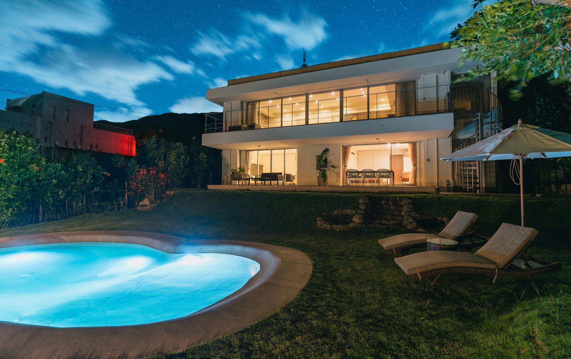 라이트업된 극해정 저택과 환상적으로 빛나는 바이오 디자인 풀