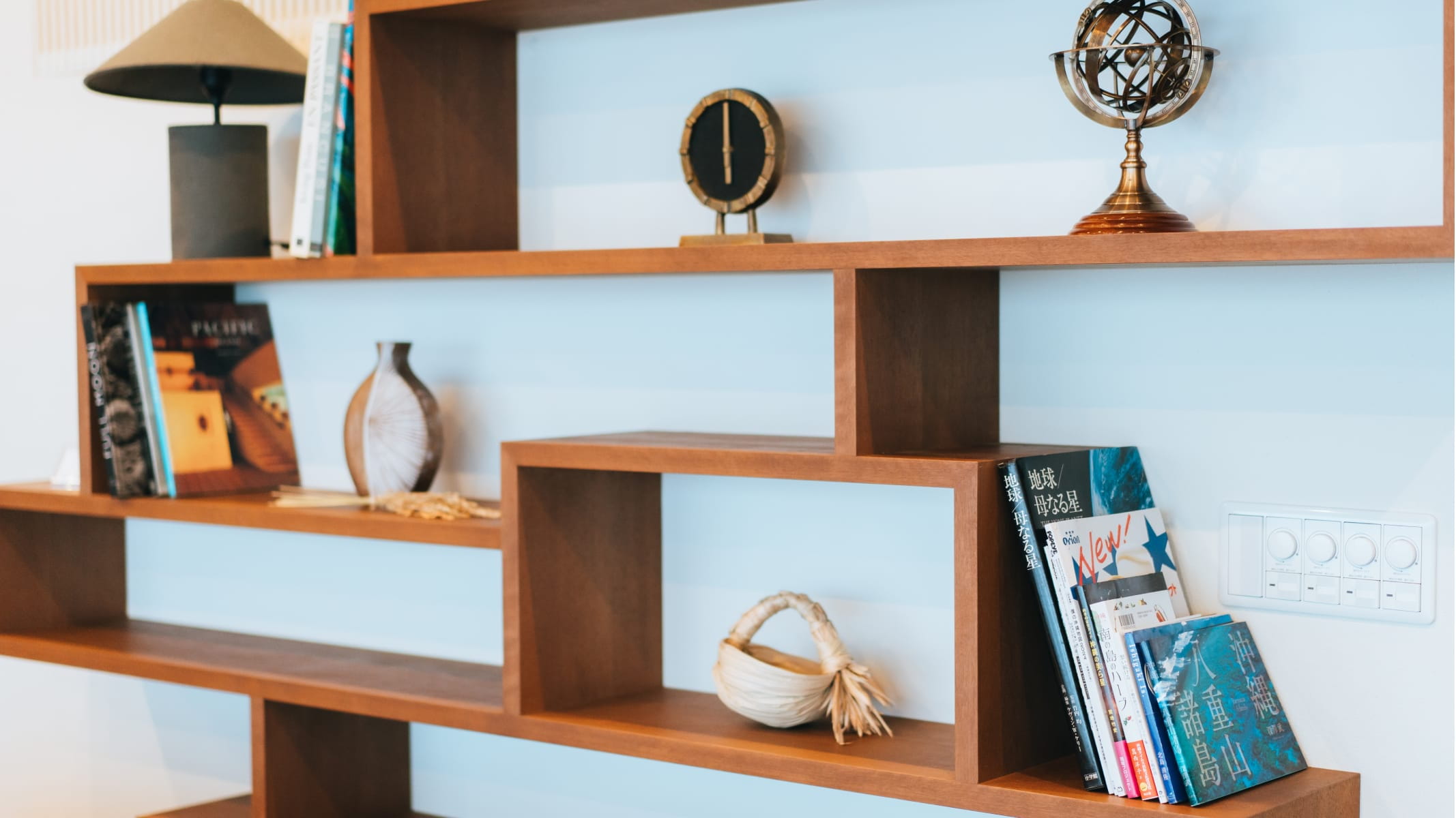 극해정 저택 거실에 설치된 아트북과 잡화 진열대