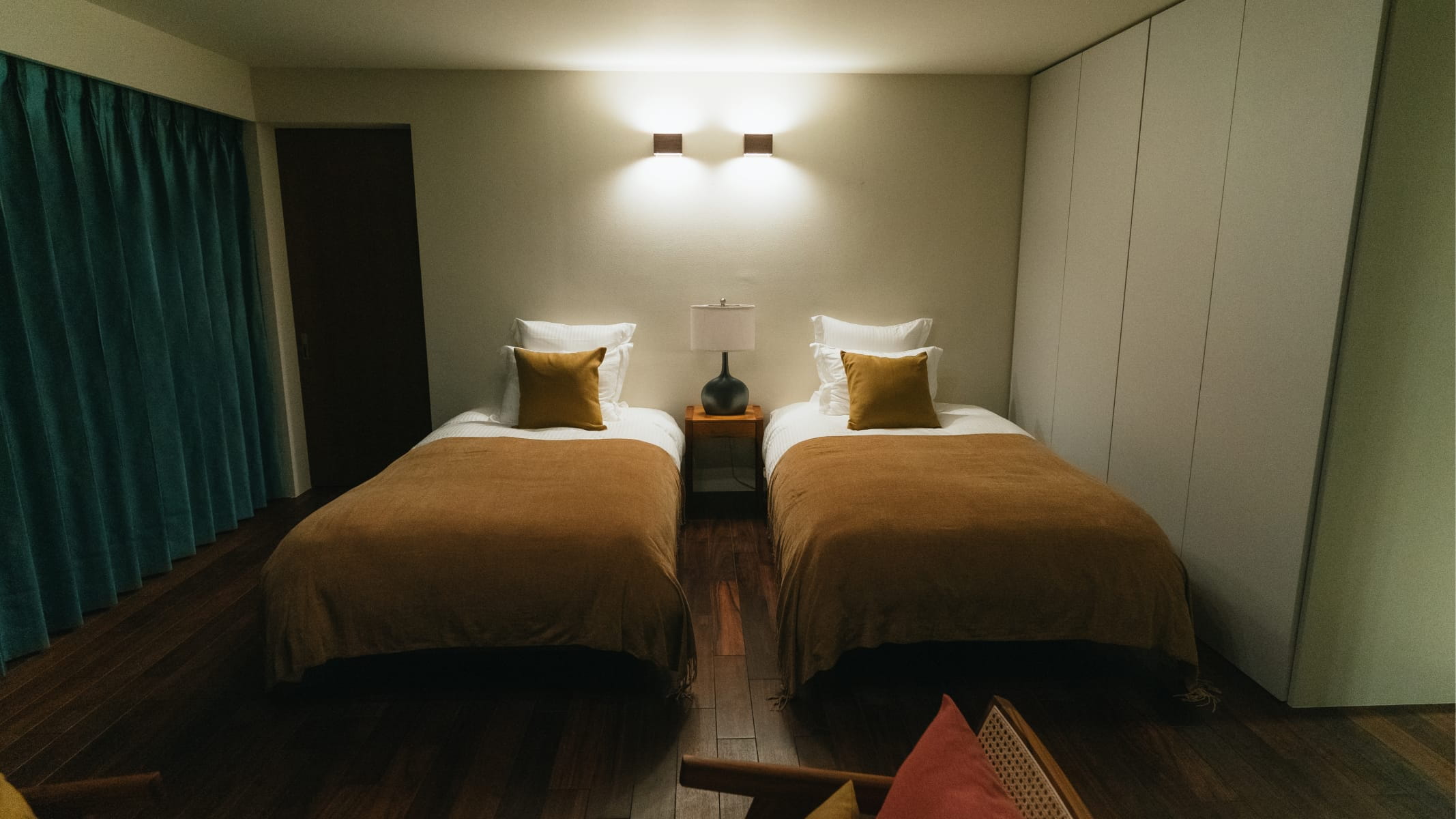 차분한 조명이 기분 좋은 극해정 저택 밤의 침실