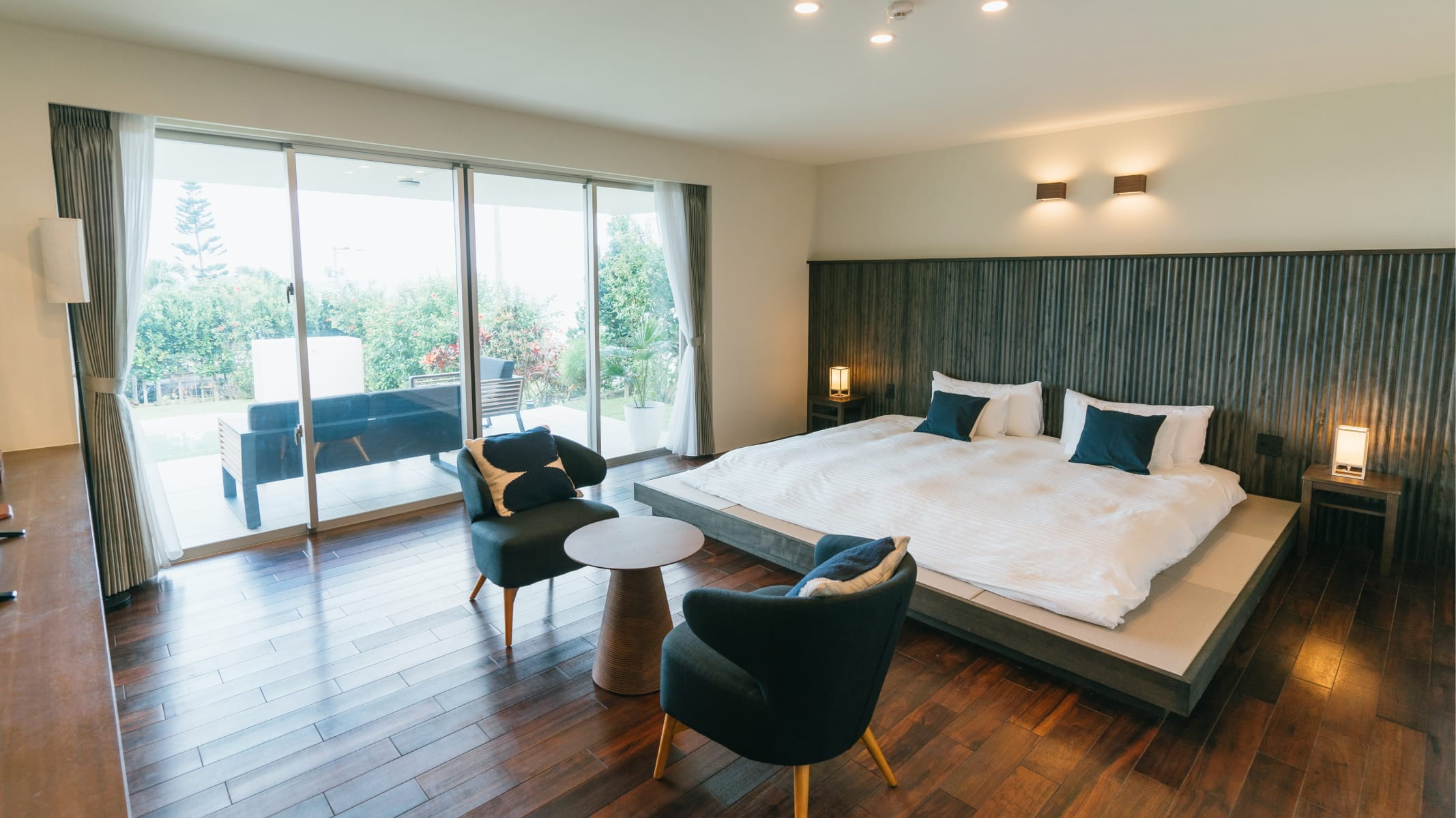 극해정 저택의 럭셔리한 마스터 침실과 프라이빗 테라스