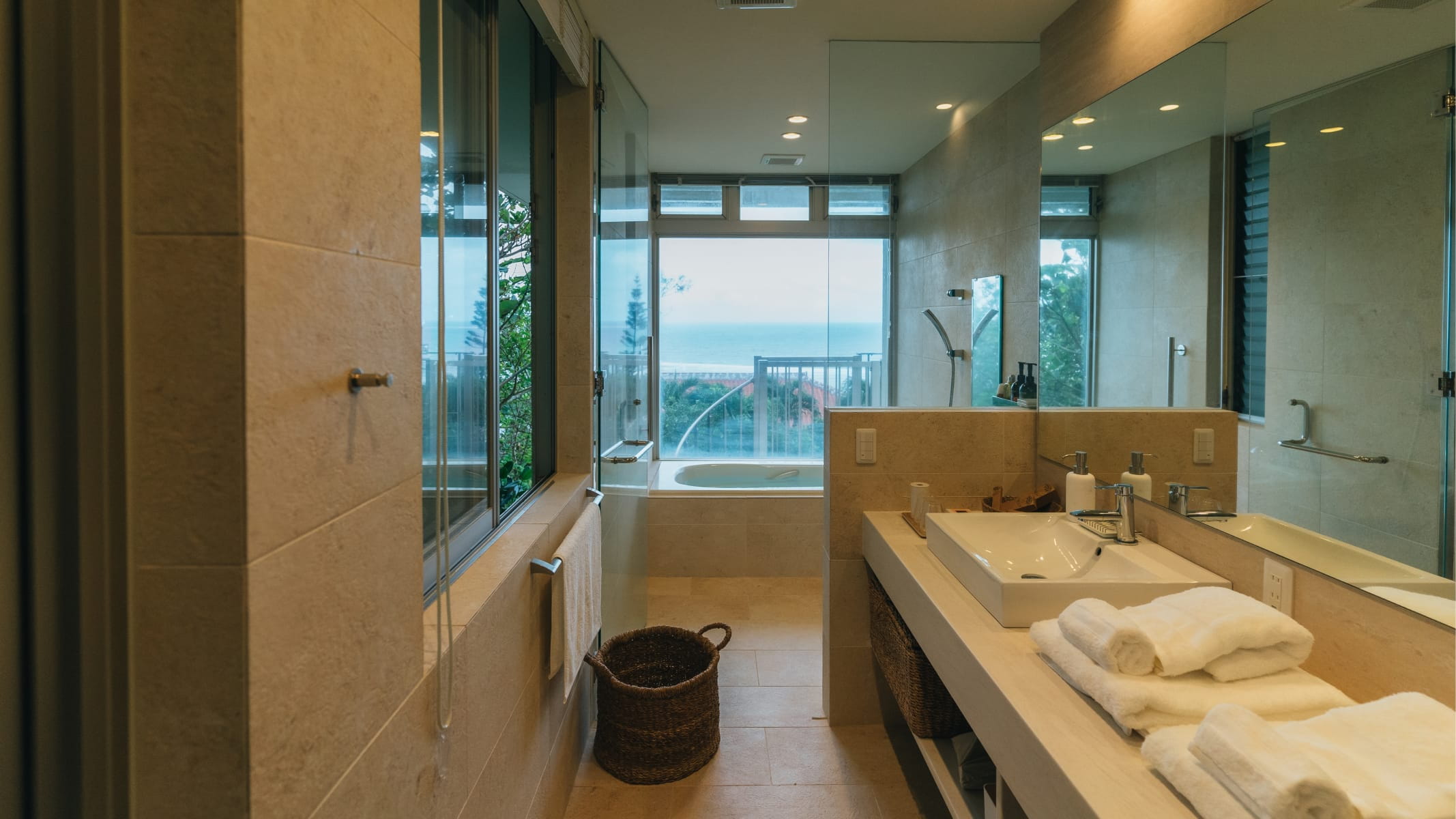 창문으로 바다를 바라볼 수 있는 극해정 저택의 개방감 있는 욕실