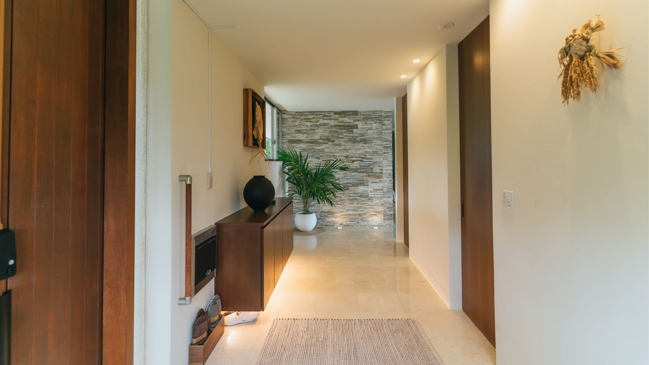 자연 소재를 살린 극해정 저택의 차분한 현관 홀