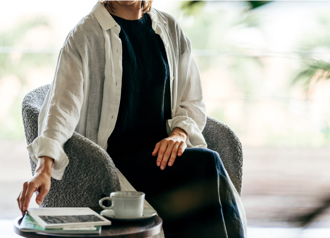 極海靜邸でゆったりとくつろぐ女性