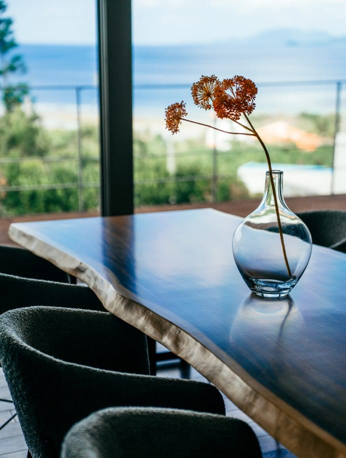 極海靜邸の天然木テーブルとオーシャンビュー