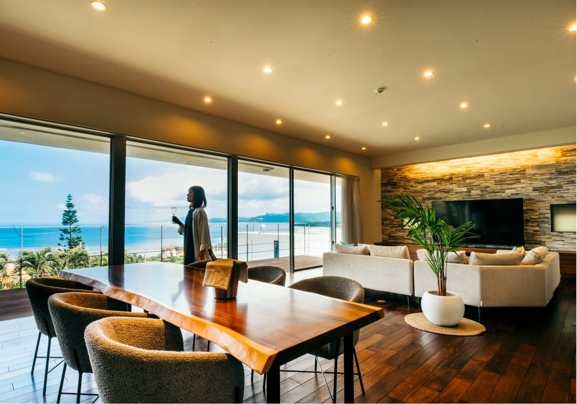 広がる海とともに過ごす、極海靜邸の開放的なリビングダイニング