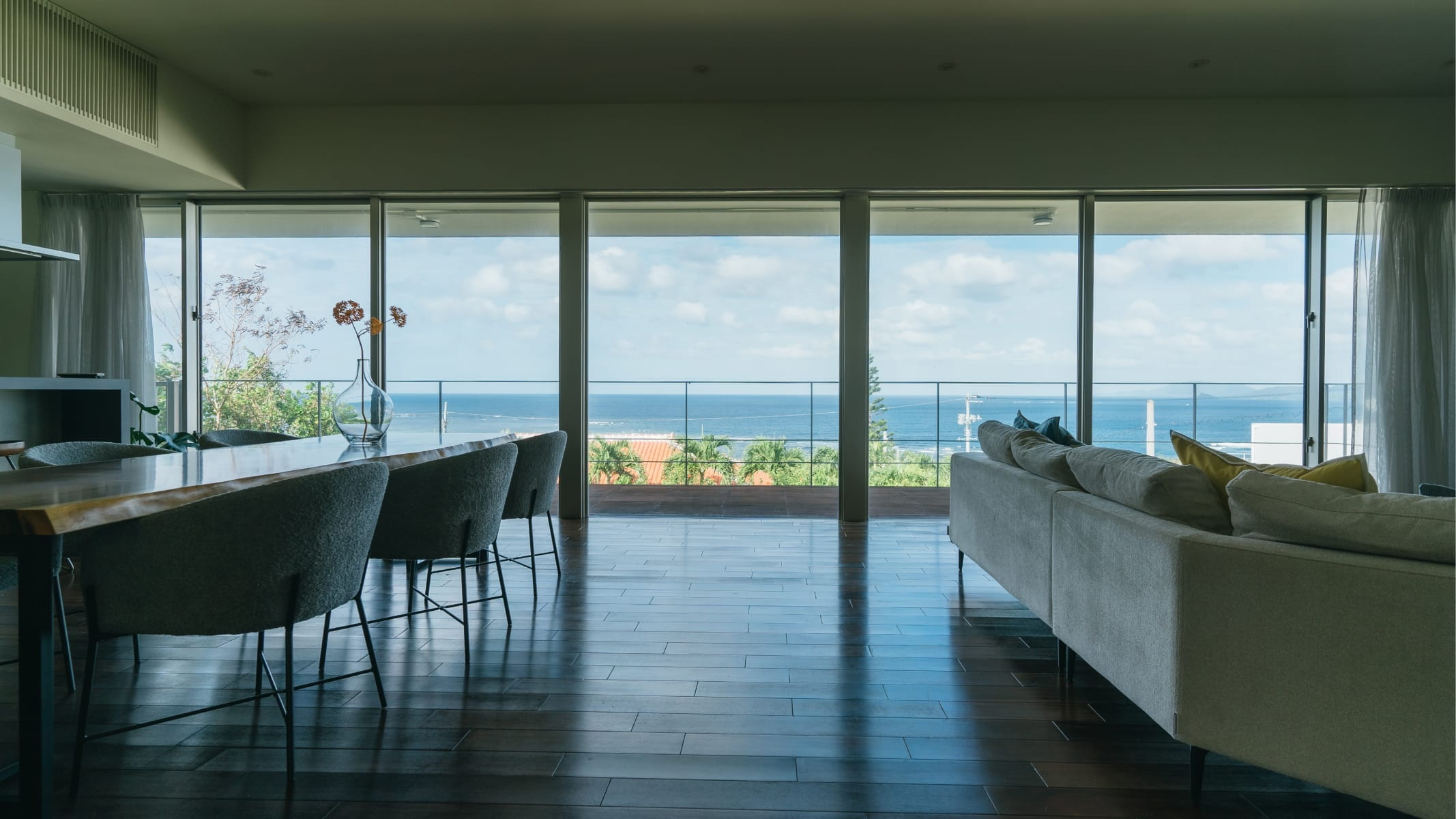極海靜邸のダイニングから望む石垣島の美しい海景色