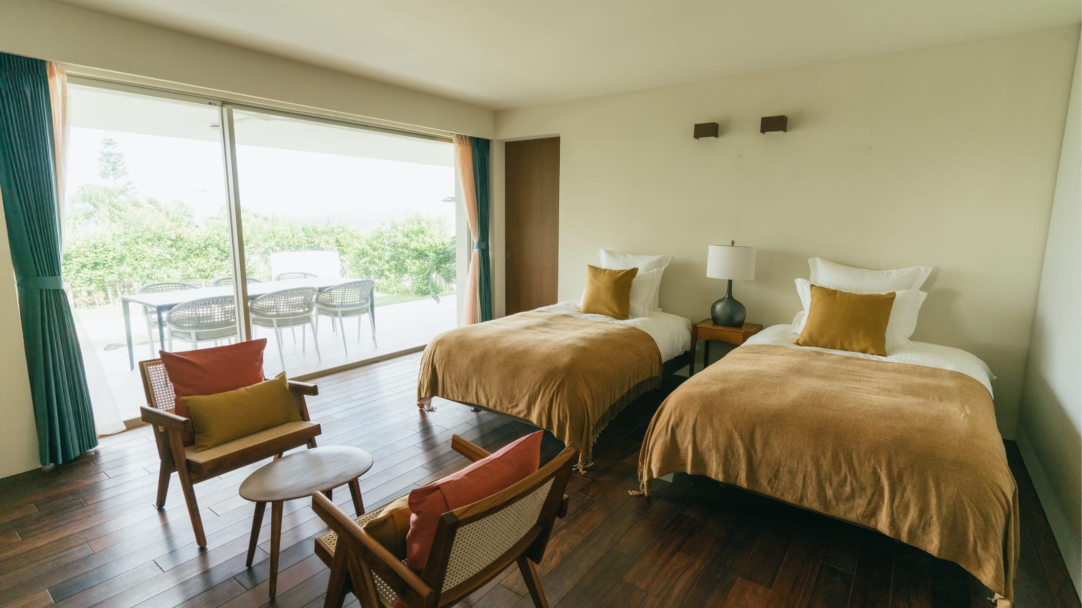 自然光が差し込む極海靜邸のツインベッドルームとテラス