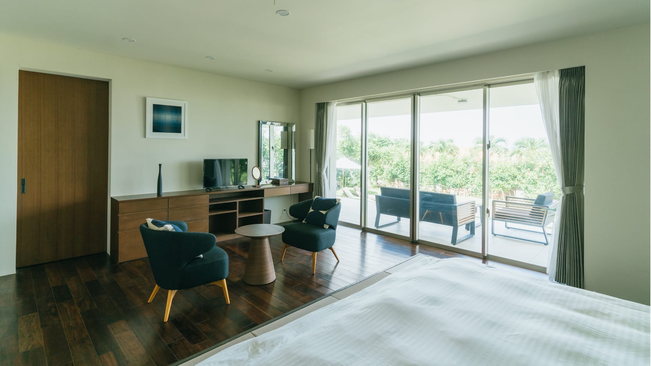 極海靜邸の主寝室に備えられたソファとテレビスペース