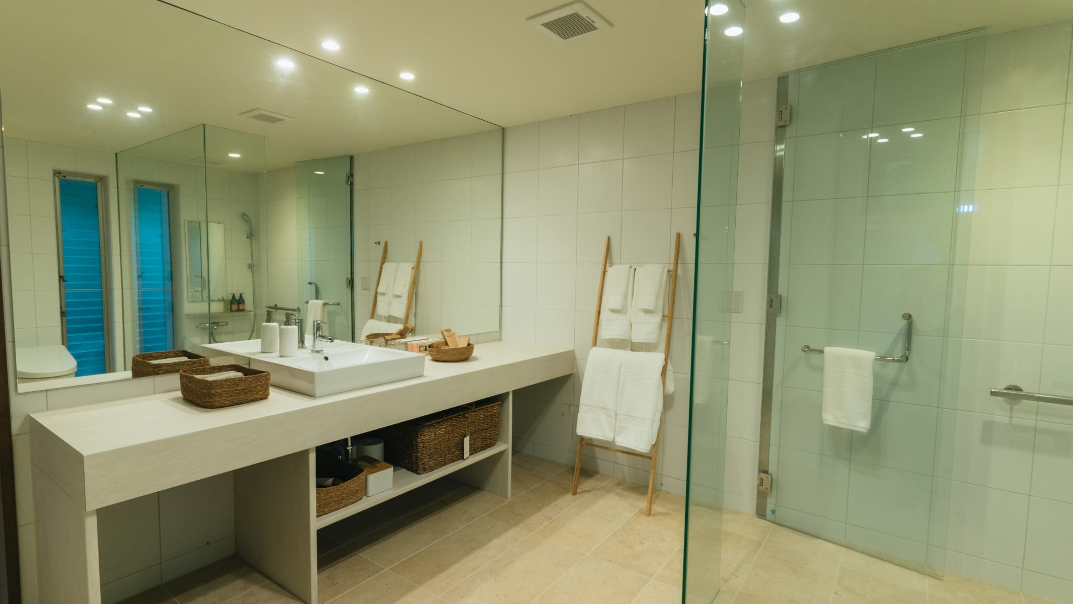 ナチュラルな空間で整えられた極海靜邸の清潔感ある洗面室